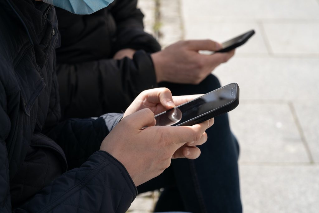 Reklama mobilna dociera do osób, które odbierają i wysyłają SMS-y