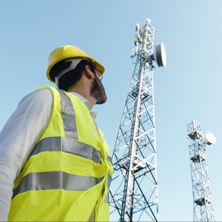 W branży telekomunikacyjnej, gdzie często konieczne są prace w terenie (np. konserwacja linii, naprawy) do planowania i monitorowania prac